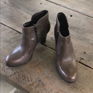 BORN BOOTIES WOMENS SIze 7 LIKE NEW
